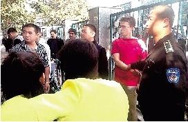 女子嘲笑老外穿得少被踹：没想到老外听懂了中国话(图)
