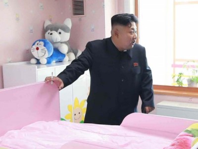 金正恩视察平壤 身后藏哆啦A梦“情色照”