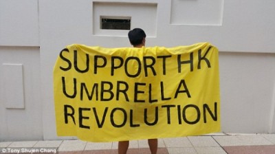 張姓學生和魏姓學生赴習近平下榻飯店舉黃布條抗議，「支持香港雨傘革命」。（圖擷自《每日郵報》）