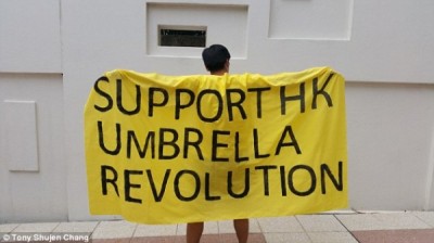 张姓学生和魏姓学生赴习近平下榻饭店举黄布条抗议,“支持香港雨伞革命”。(图撷自《每日邮报》)