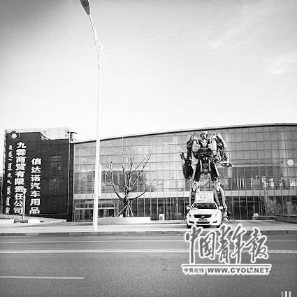 铜川镇的汽车展览中心，即便是周六，也没有多少人来买车。本报记者刘星摄