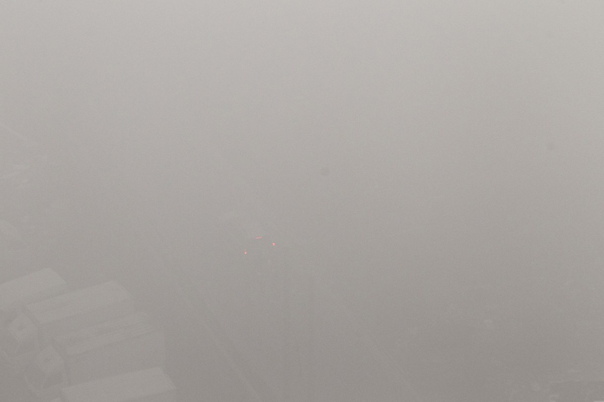 杭州遭遇大雾袭击能见度不足百米(组图)