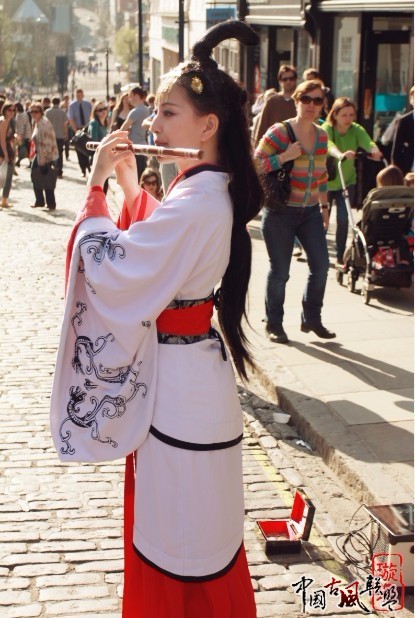 惊艳！在英国街头的中国古装女艺人，实在太美了！