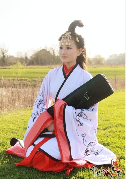 惊艳！在英国街头的中国古装女艺人，实在太美了！