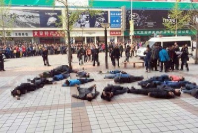中國北京熱門觀光景點王府井大街，今早11時許，傳出有多人口吐白沫集體倒地。（圖片擷取自「星島日報」網站）