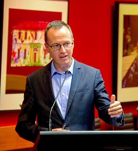 图1：新南威尔士州绿党议员大卫·舒布瑞杰（David Shoebridge）在观看纪录片《难以置信》后，主持讨论会。