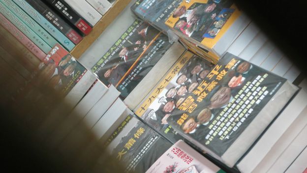 銅鑼灣書店內的中國政治書籍（BBC中文網圖片31/12/2015）