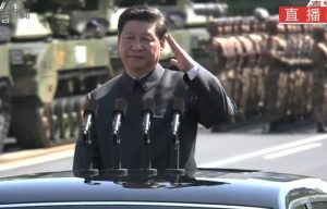 去年9.3大閱兵習近平左手向軍隊致禮，寓意成迷